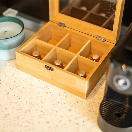 Business And Travel Lounge With Private Parking