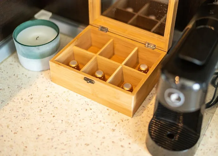 Business And Travel Lounge With Private Parking