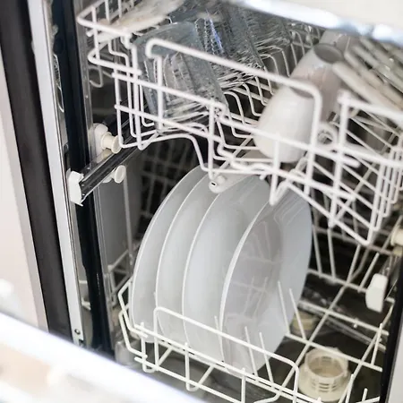 Business And Travel Lounge With Private Parking